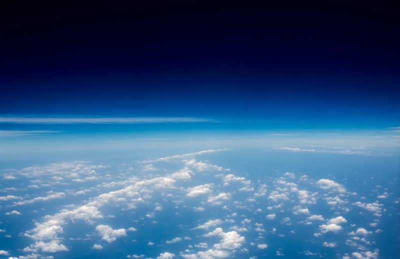 太空蓝天白云