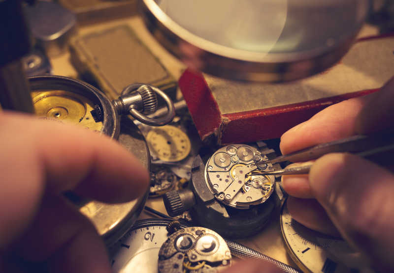 修理老式自动手表的钟表制造商