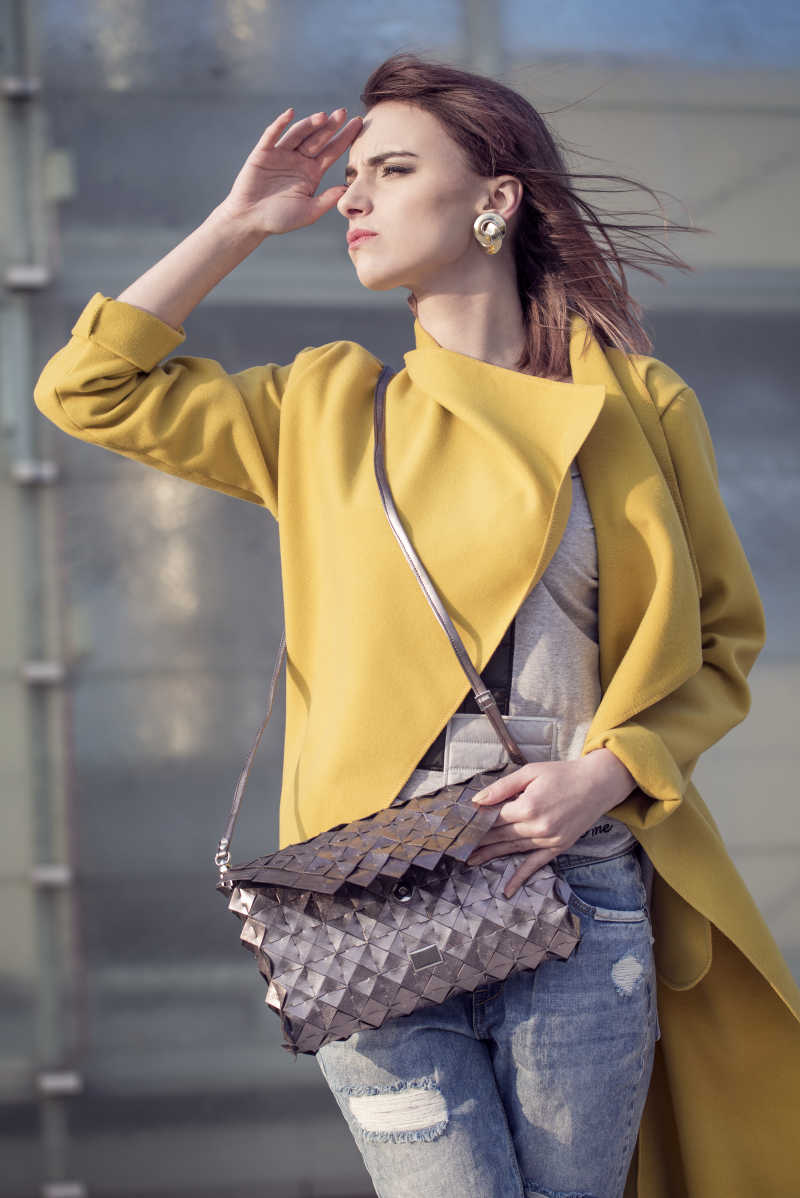 城市背景下的时尚女子