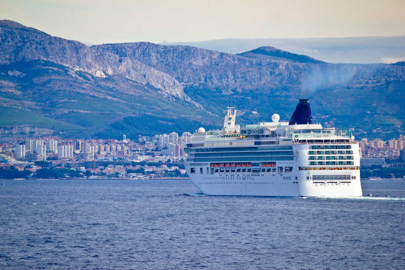 码头的豪华轮船