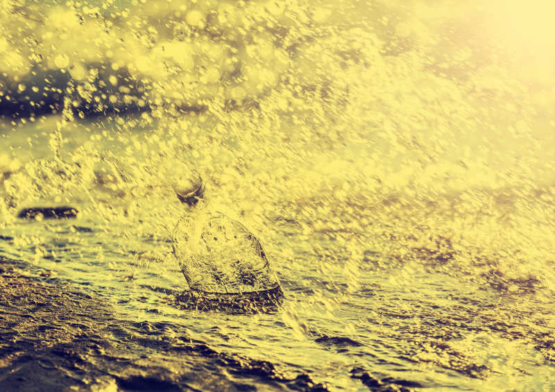 海滩上的玻璃瓶子