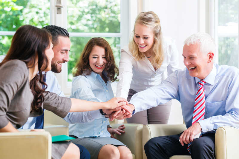 正在握手庆祝的办公室商人