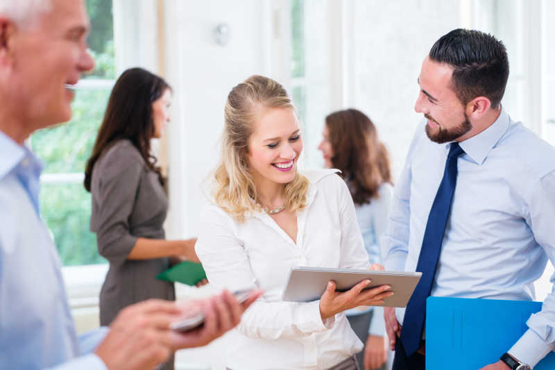 正在拿平板讨论的办公室男人和女人