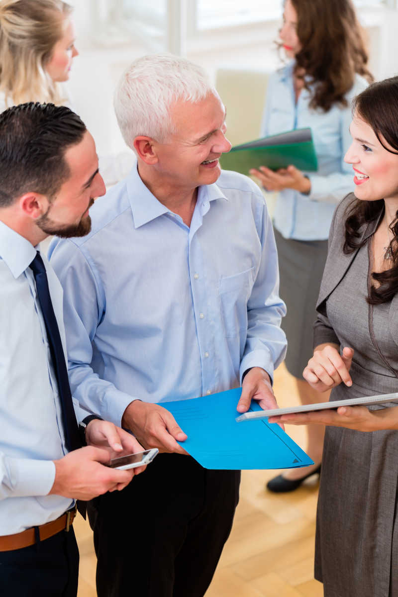 办公室里在谈合作的男人和女人