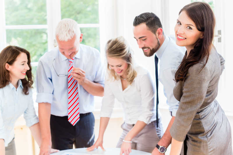 正在会议上讨论的办公室男女