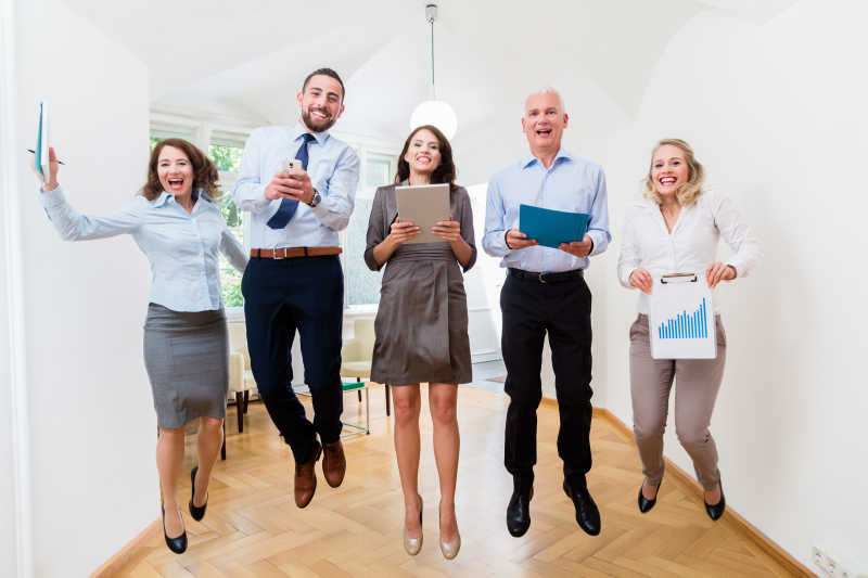 正在往上跳的办公室男女