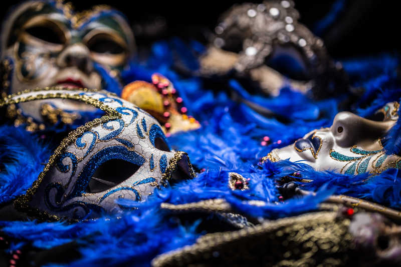 蓝色羽毛上的各种威尼斯面具