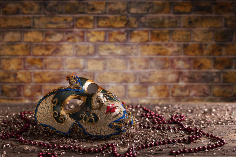 砖墙前的威尼斯面具