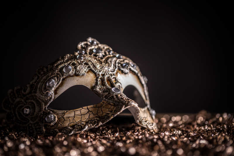 黑色背景上精美的威尼斯面具