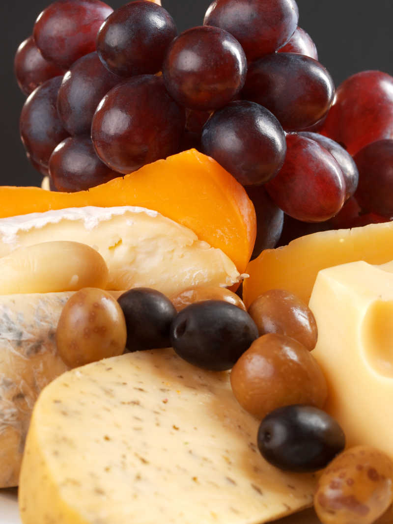 美味的奶酪和葡萄
