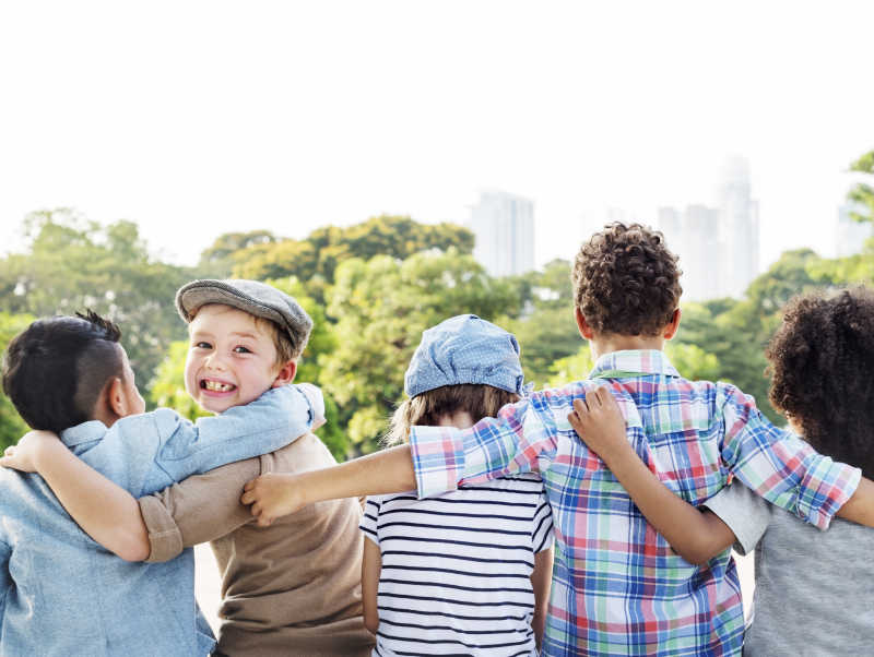 一群孩子中一个调皮的男孩