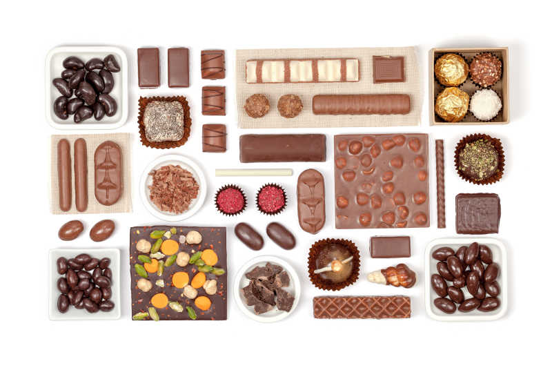 白色背景上的巧克力