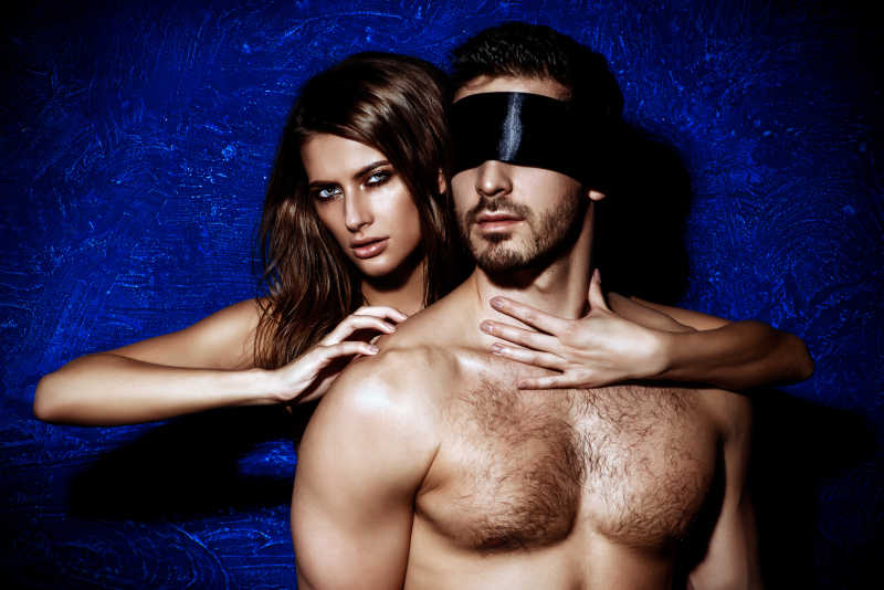 激情夫妻玩爱情诱惑游戏