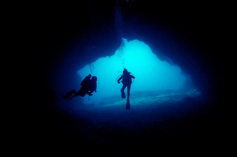 洞穴里的潜水员