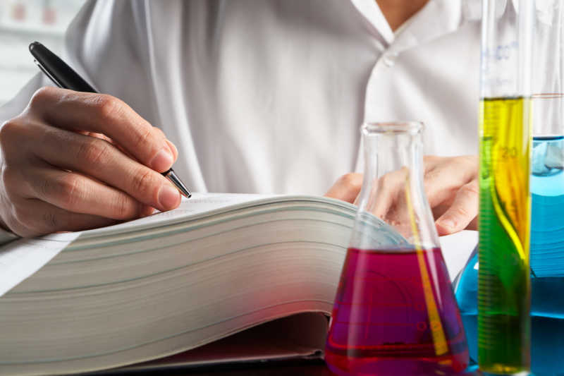 科学家在笔记上记录数据