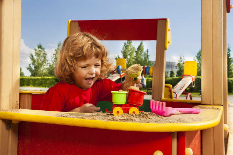 认真玩着沙子玩具的女孩