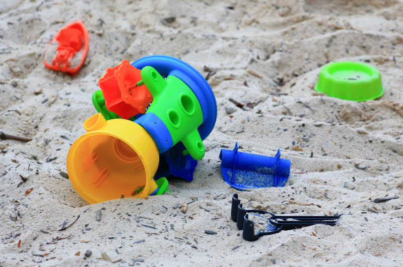 散落在沙坑里的玩具