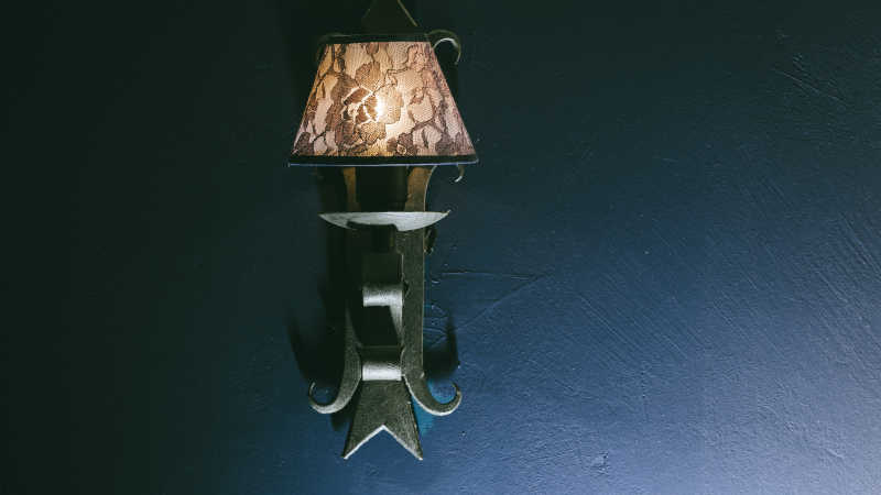 蓝色墙壁上的旧装饰灯