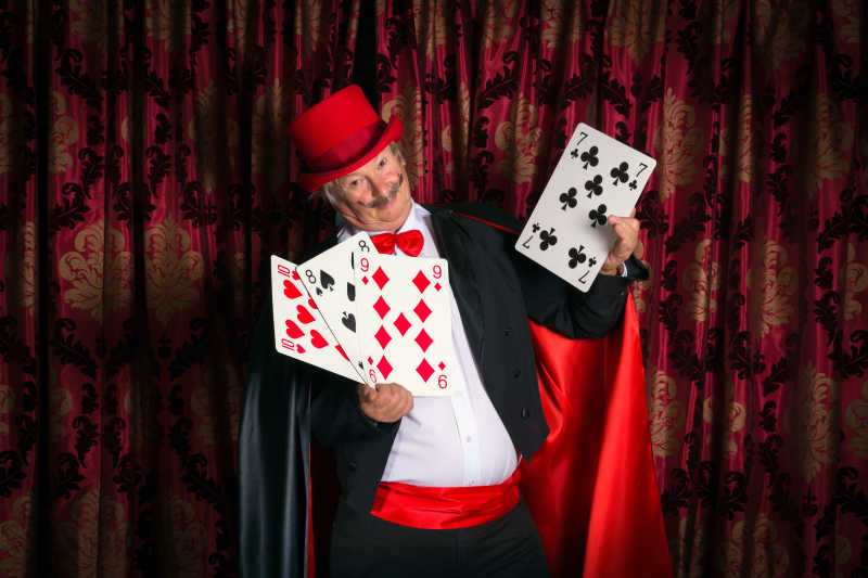 拿着巨大卡牌的滑稽魔术师