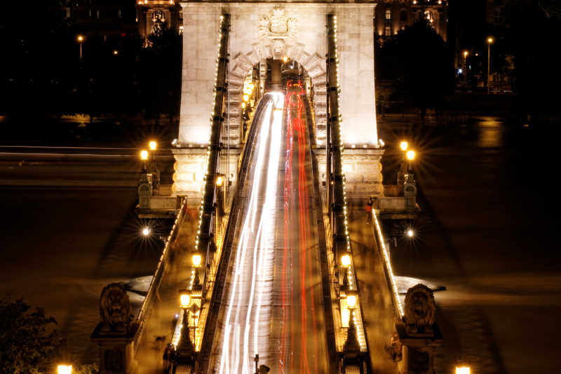 夜晚城市里的公共交通