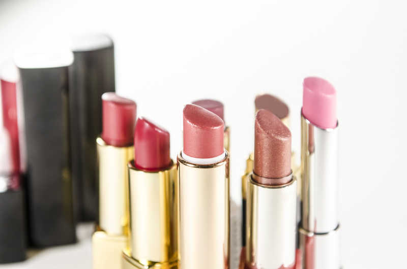 白色背景中几支使用过的尖头唇膏