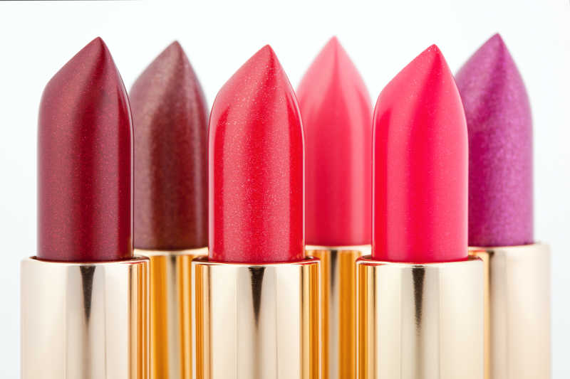 两排带闪光的红色系唇膏