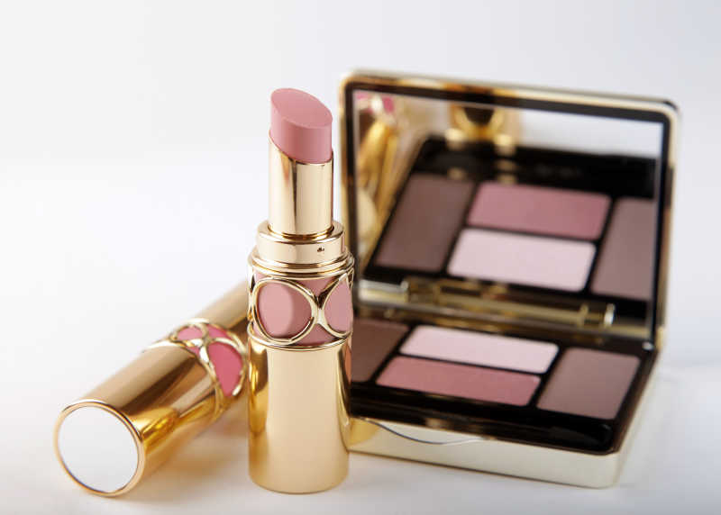 口红和眼影盘