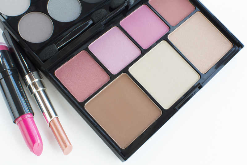 多色眼影盘和口红