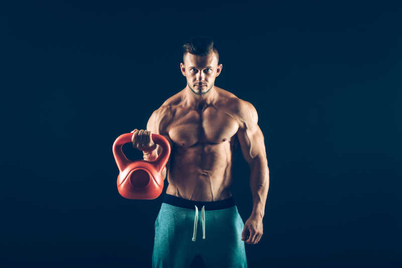 举重运动员进行举重训练