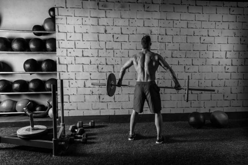 杠铃举重的肌肉男