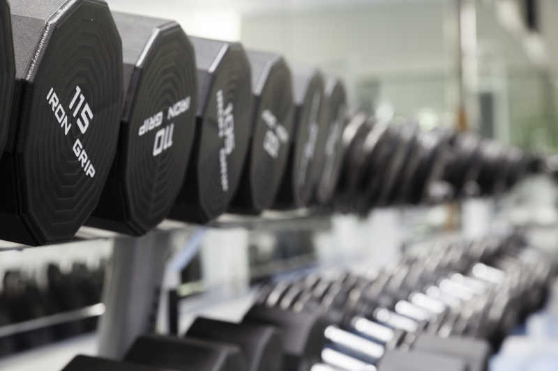 健身房里整齐的健身器材