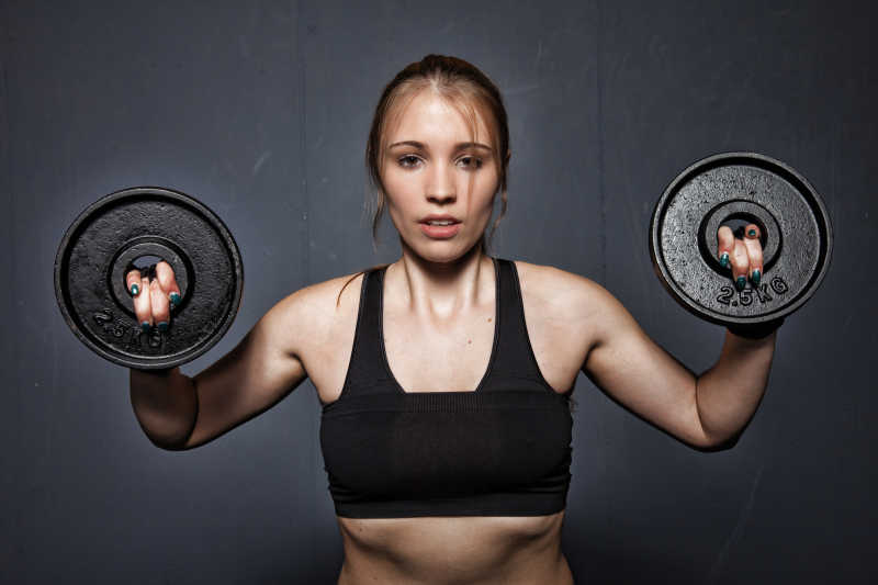 举重的年轻女孩