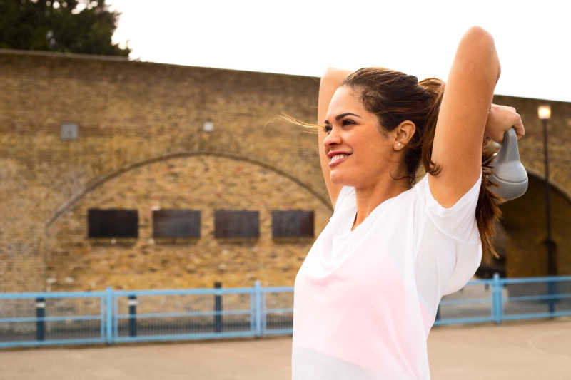 户外健身的漂亮女孩