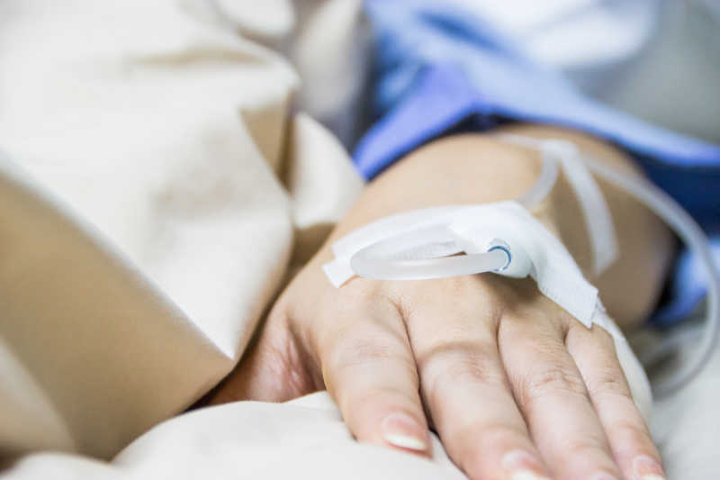 注射生理盐水的病人的手