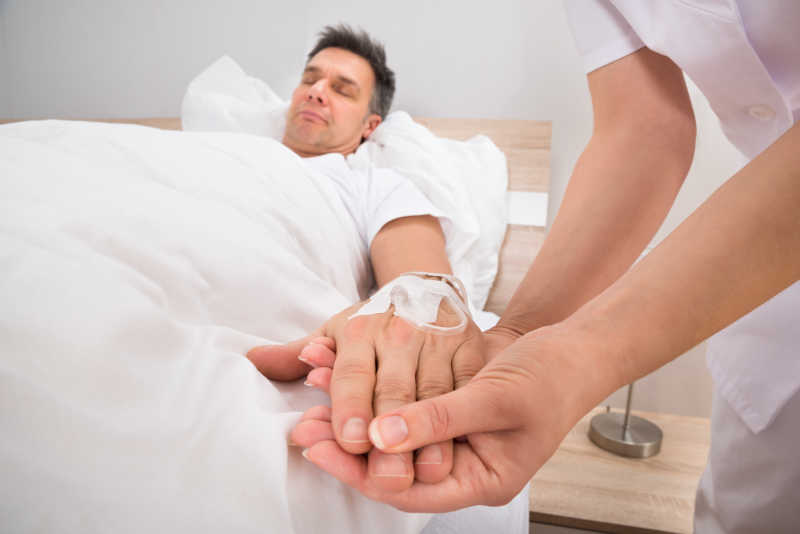 护士检查病人的点滴