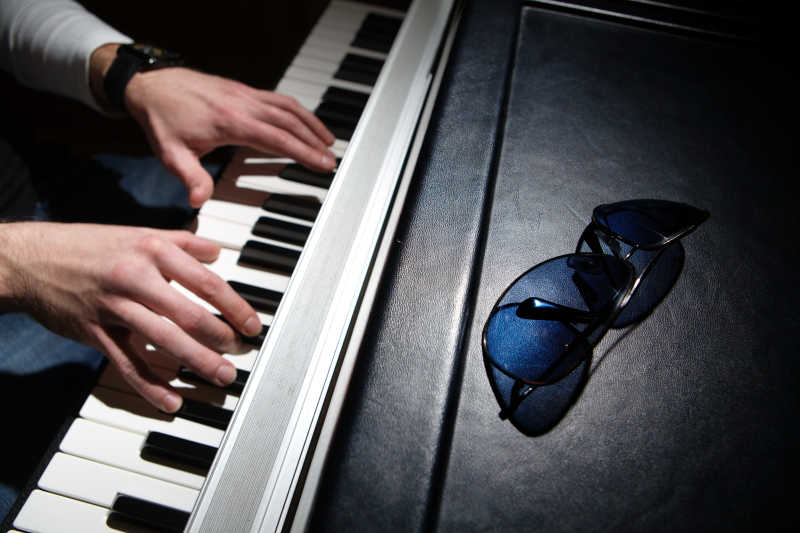 钢琴上的墨镜