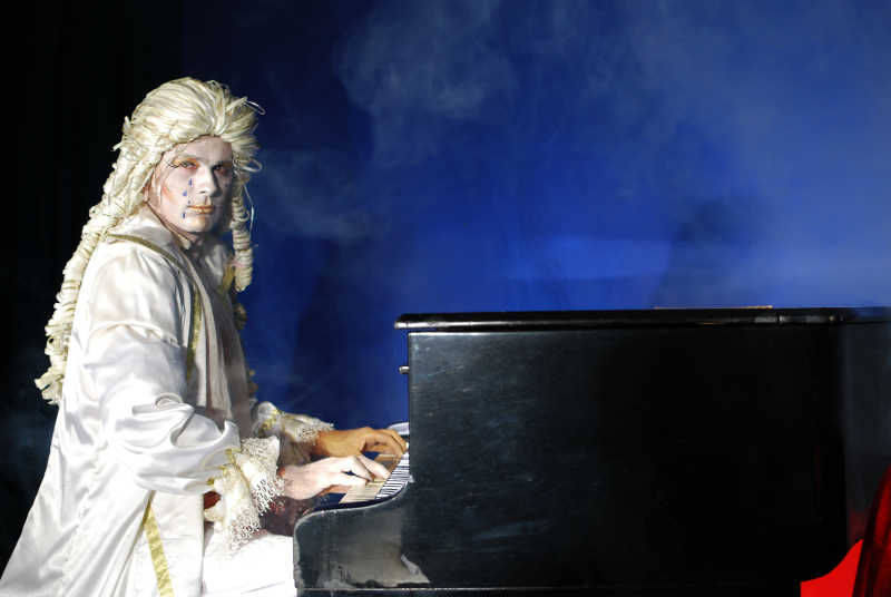 钢琴边的钢琴家