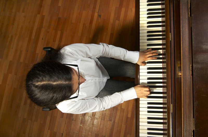 弹奏钢琴的天才小女孩