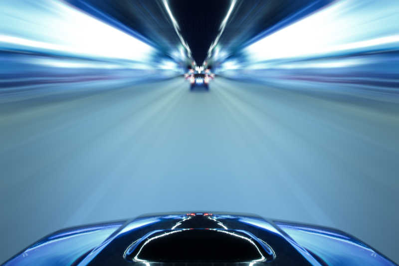 开的很快的汽车