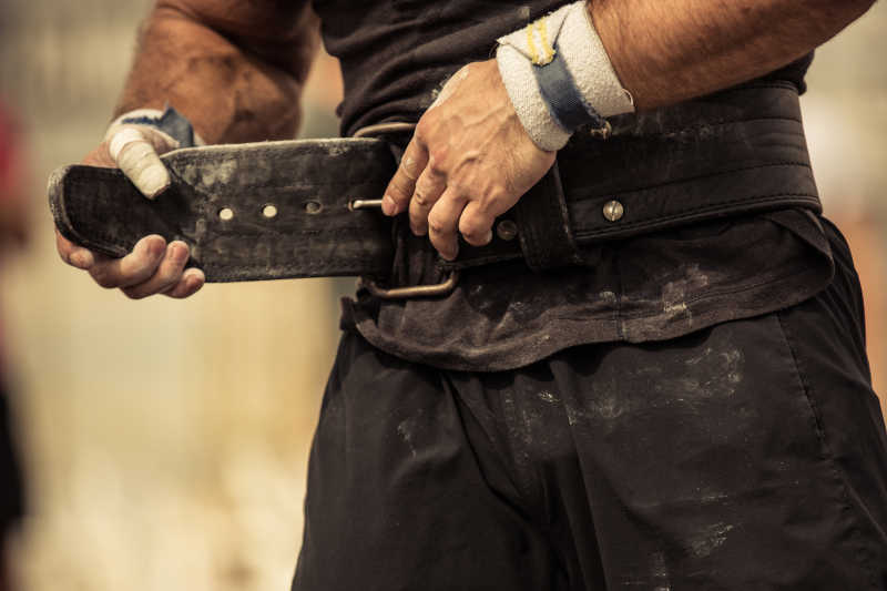 健美运动员佩戴他的健身带