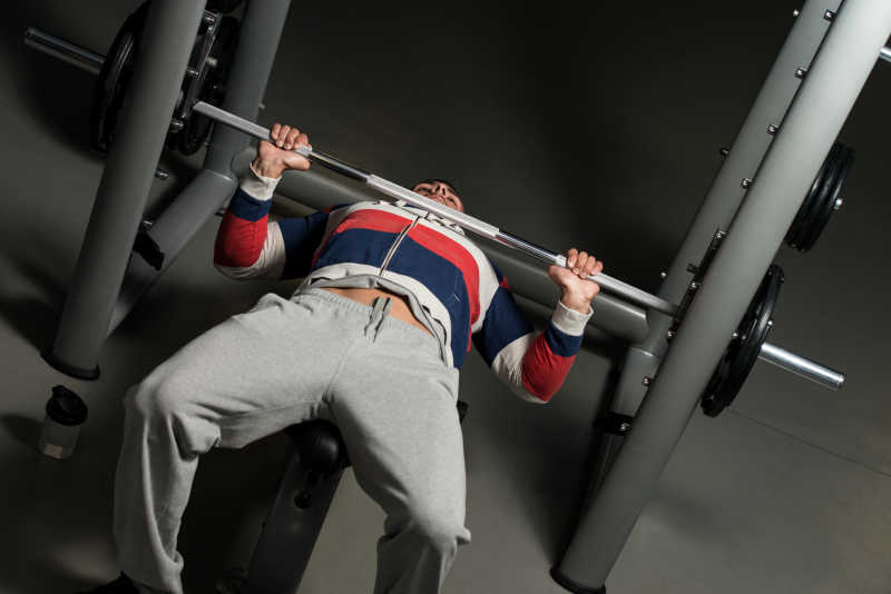 举重运动员正在举杠铃练习