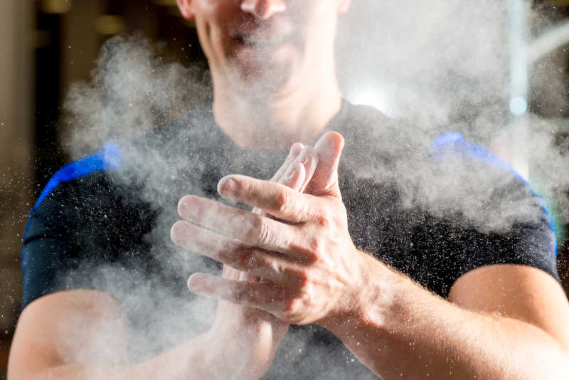 运动员拍滑石粉做准备