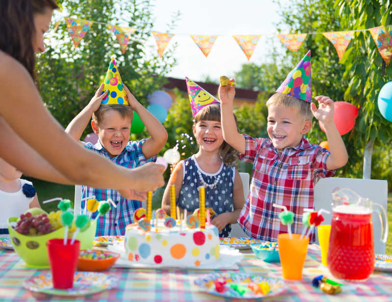 一群在生日聚会上玩得开心的孩子