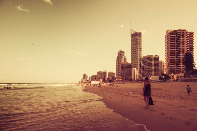 日落时分的城市海边