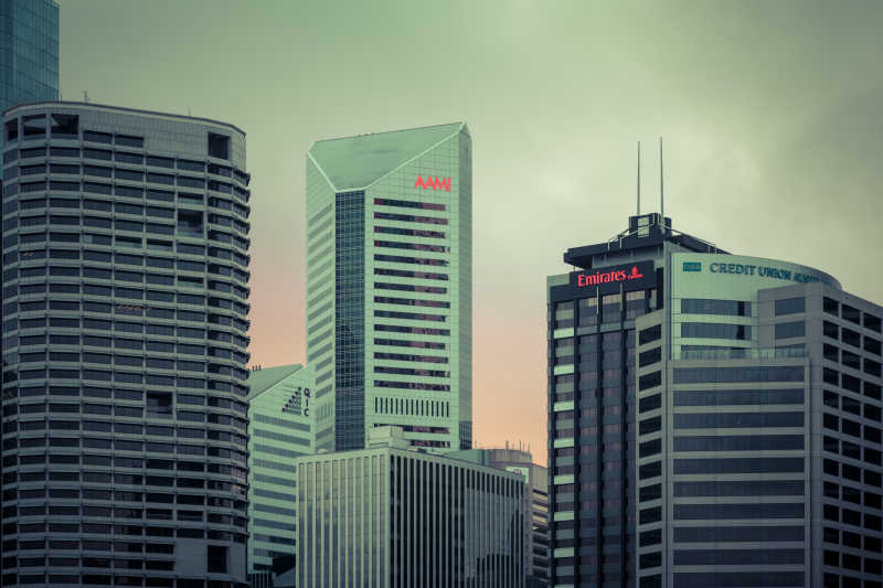 多云的现代城市景观