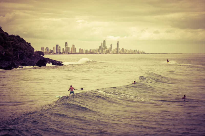 日出时冲浪的人们