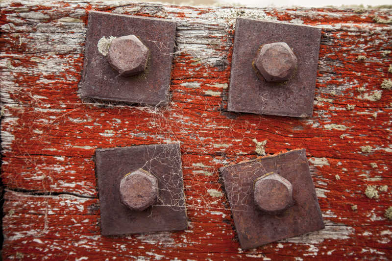 钉在木板上的复古螺丝