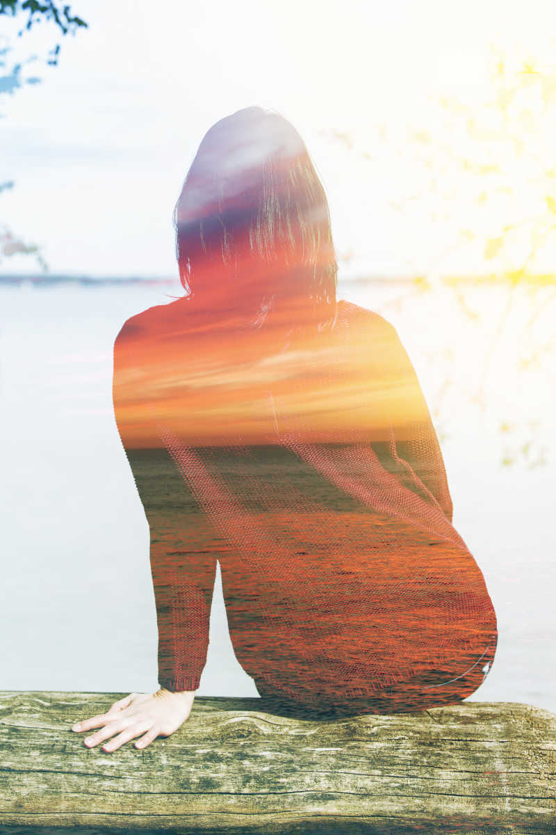 坐着的女人背影与自然风光双重曝光