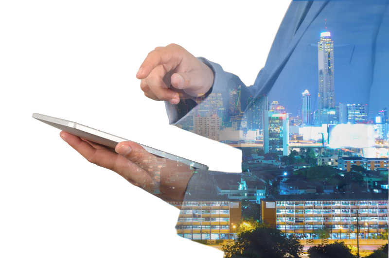 拿着笔记本的商人与夜色下的城市双重曝光