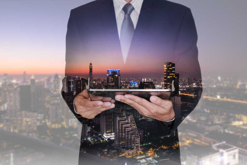 夜色下的建筑物与商人的笔记本双重曝光